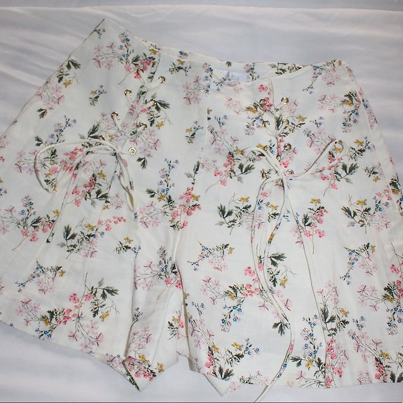 High waist floral shorts with lace up details - Picture 1 of 3